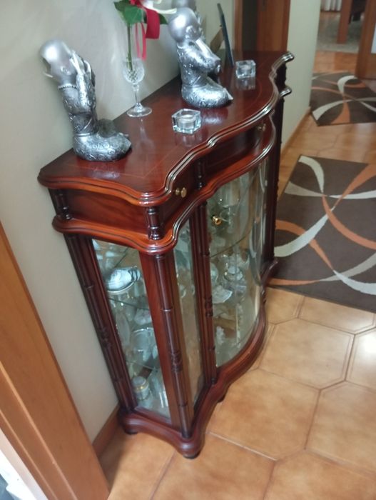 Móvel vitrine em bom estado