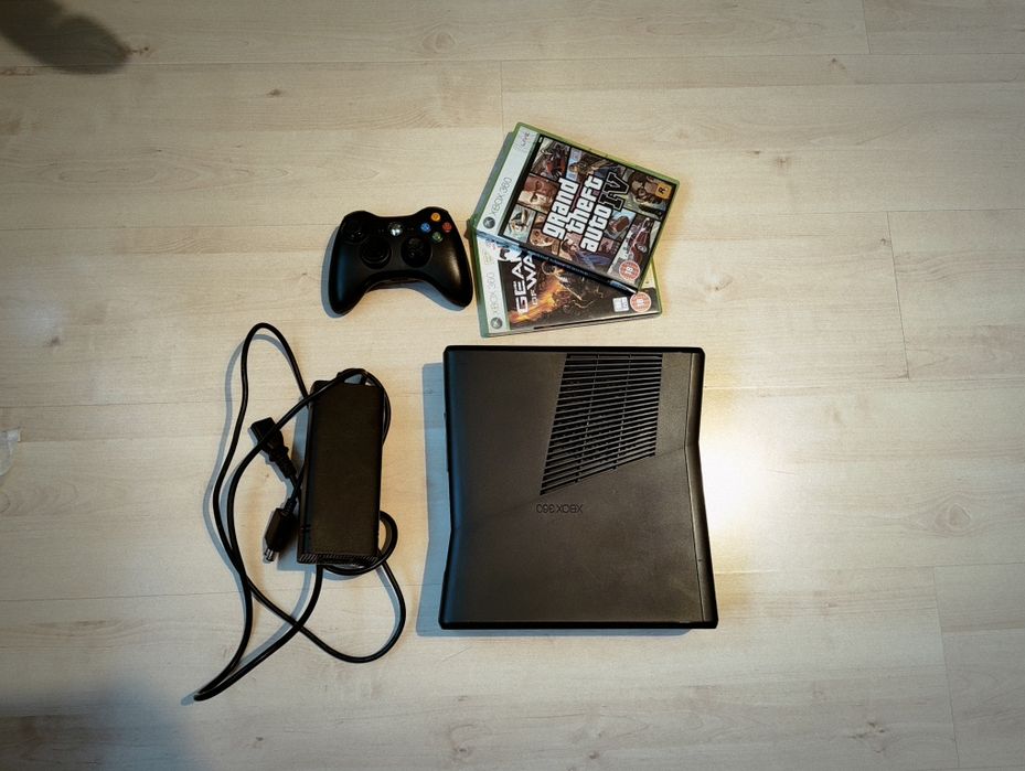Xbox 360 Slim 256GB zestaw GTA IV, Gears of War