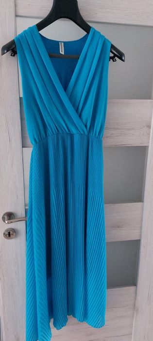 Elegancka sukienka długa plisowana niebieska