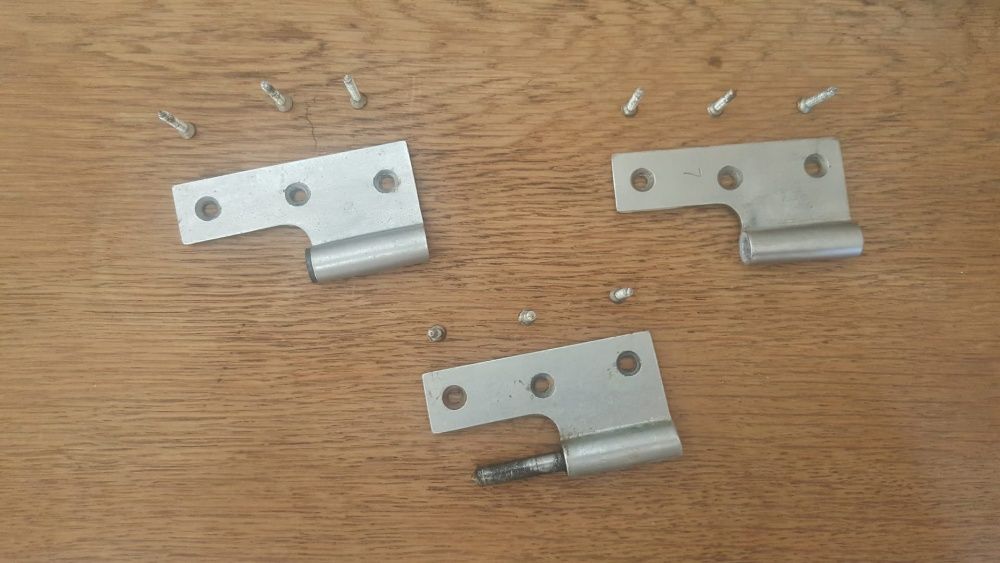 Três dobradiças e nove parafusos - encaixe porta