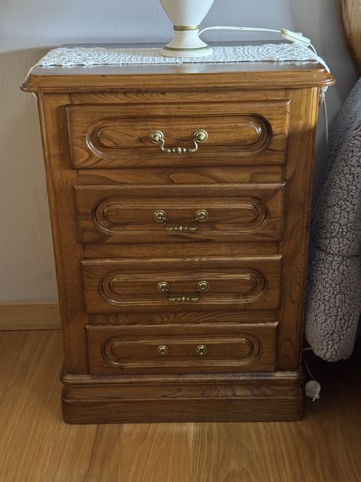 Cama e mesas de apoio