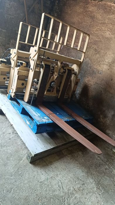 Wiodły do palet  ładowarki koparki  karetka