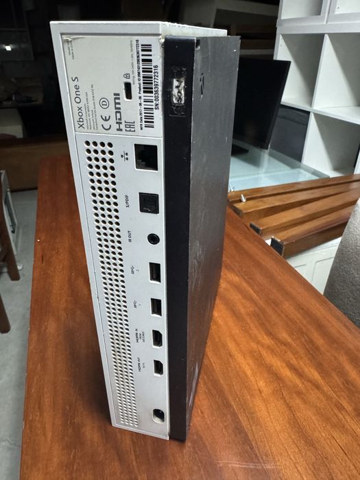 XBOX ONE S Console with Two Controllers64739077650947123