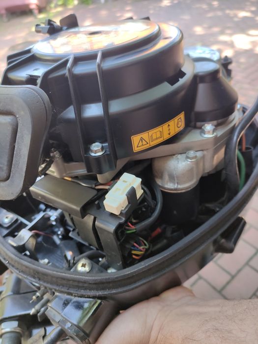 продам легкий  лодочный мотор сузуки 9.9 лс. 4т, со стартером.