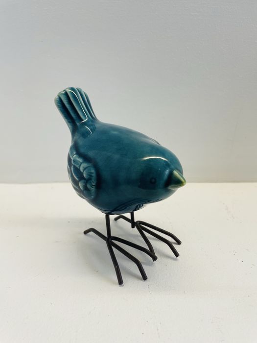 Uroczy Ptaszek Ceramiczny na Metalowych Nóżkach – Figurka Turkus / Morska, 12 cm