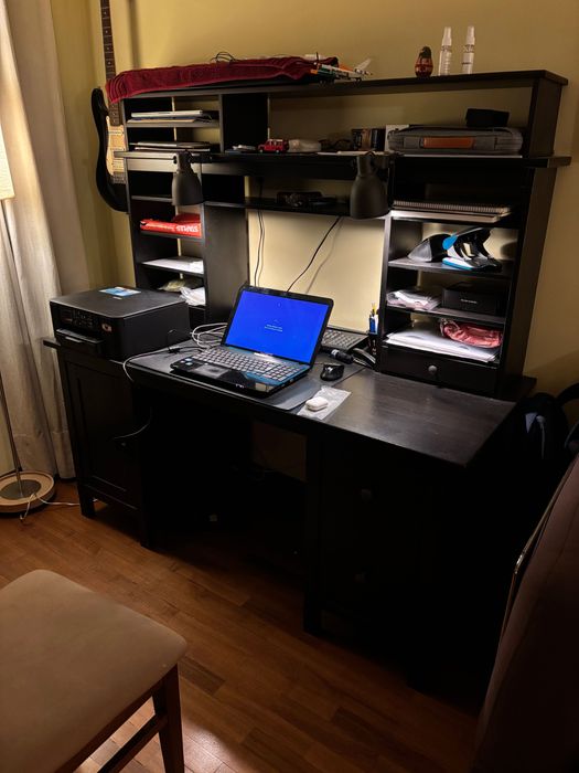 Mesa escritório com estantes