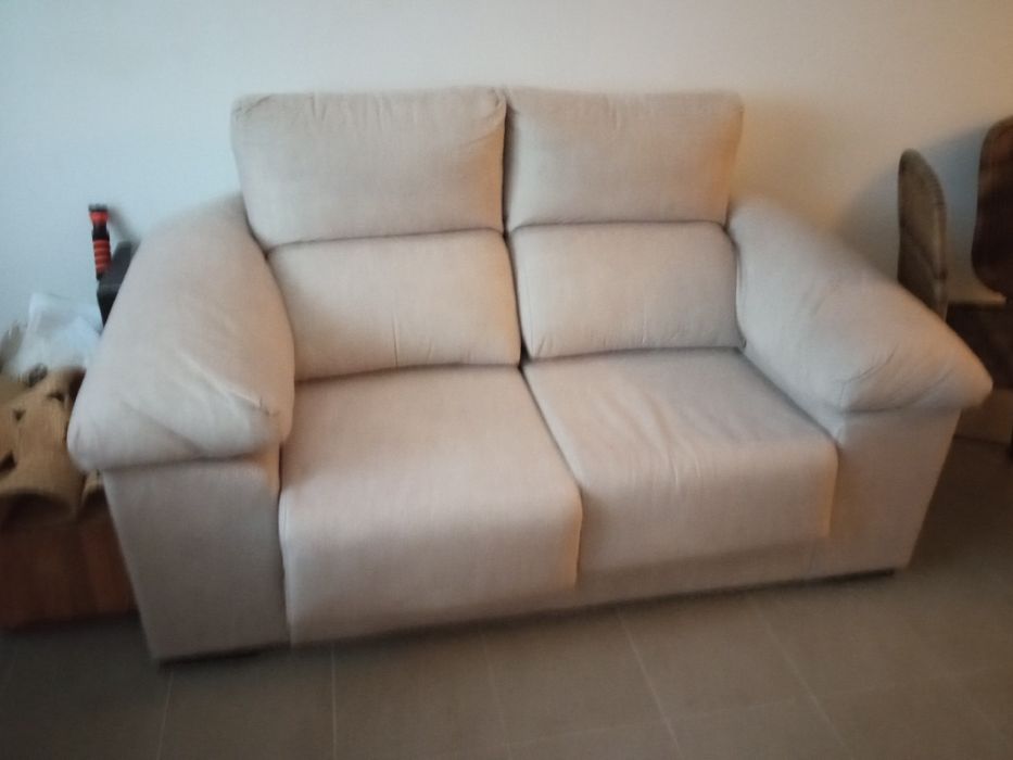 Sofá semi novo, impermeável
