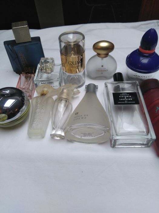 Vários frascos de perfume vazios para coleccão