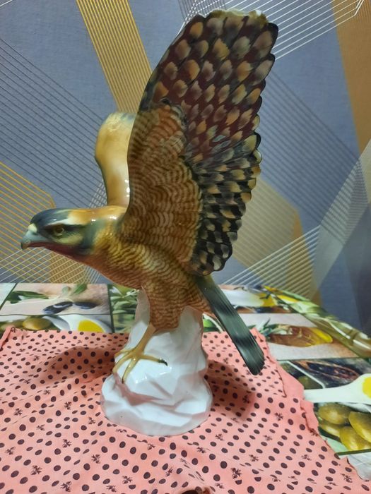 Німецька порцелянова статуетка яструб