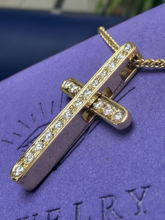 Золотой крест  Piaget  с  бриллиантами
