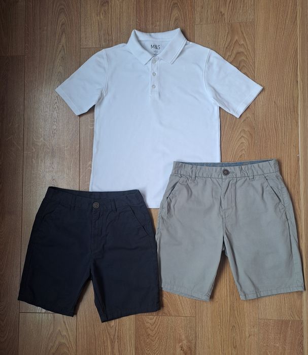 Белая тенниска поло футболка и чёрные серые шорты