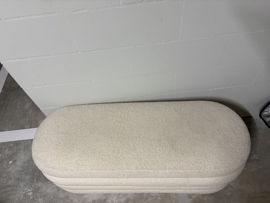 Banco SKLUM com Armazenamento em Chenille Jutson - Textura Chenille