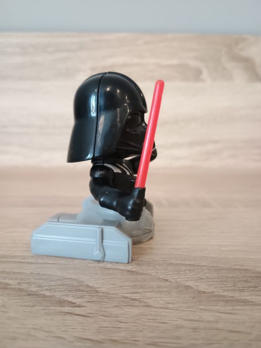 Figurka Darth Vader z Kinder niespodzianki Maxi.