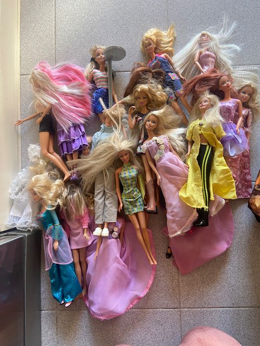 Vendo barbies muito bem cuidadas