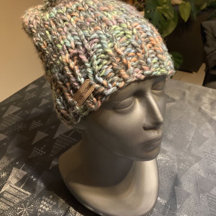 Czapka na ściągaczu robiona na drutach