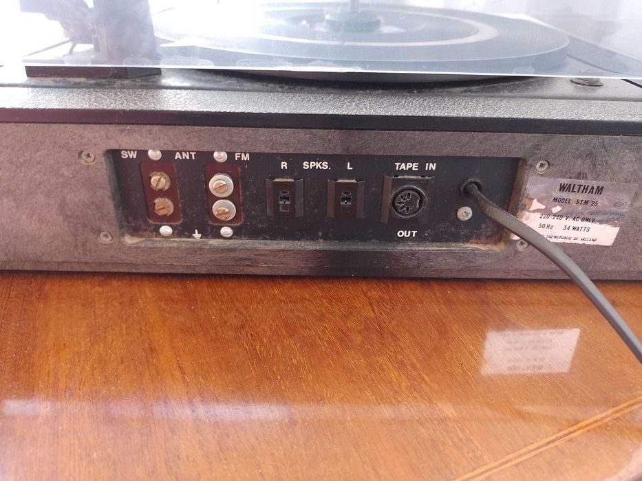 Gira discos com rádio antigo