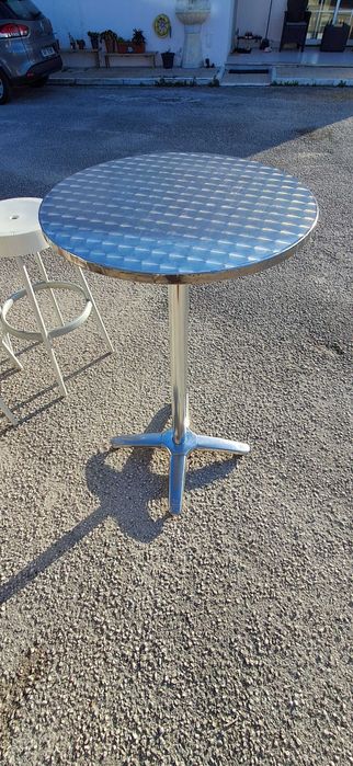 Mesas de esplana + mesa e bancos de bar.