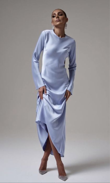 Блакитна шовкова сукня