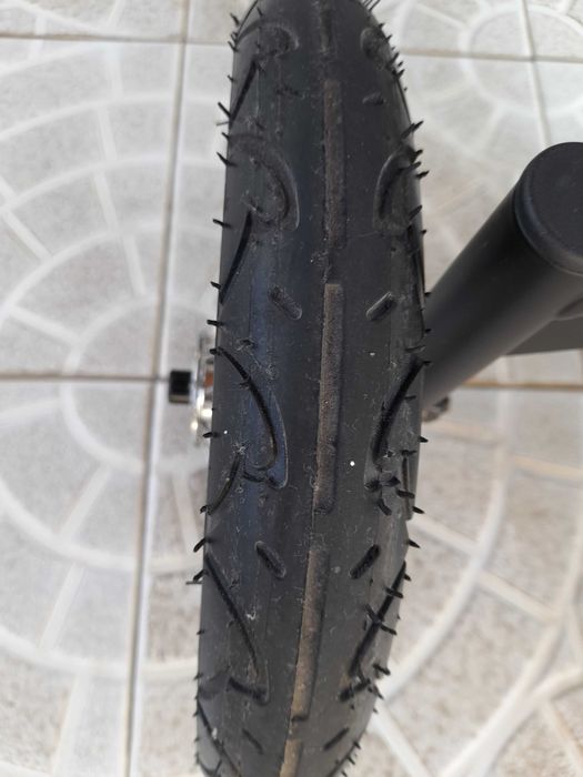 Rodas estabilizadoras, em estado de novo, com câmara de ar e pneu.