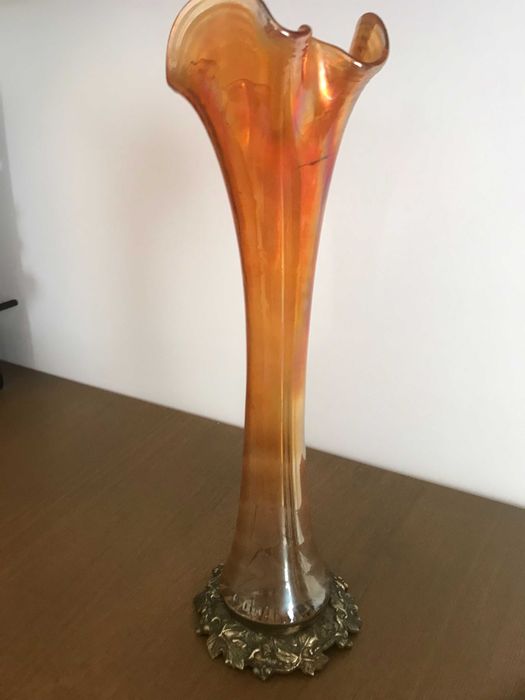 Jarra de vidro com base em bronze