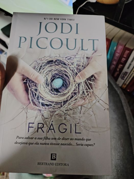Livro "frágil" de jodi picoult