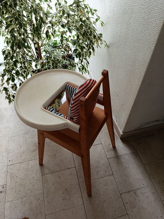 Cadeira de refeição para bebé em madeira