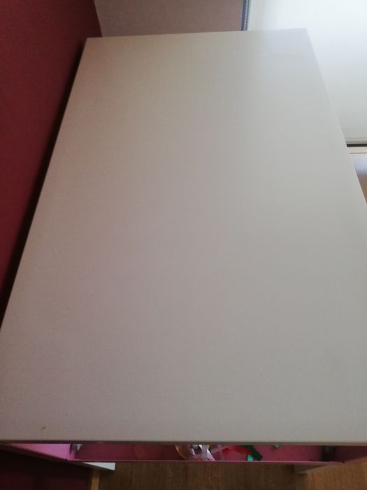 Secretaria branca e rosa