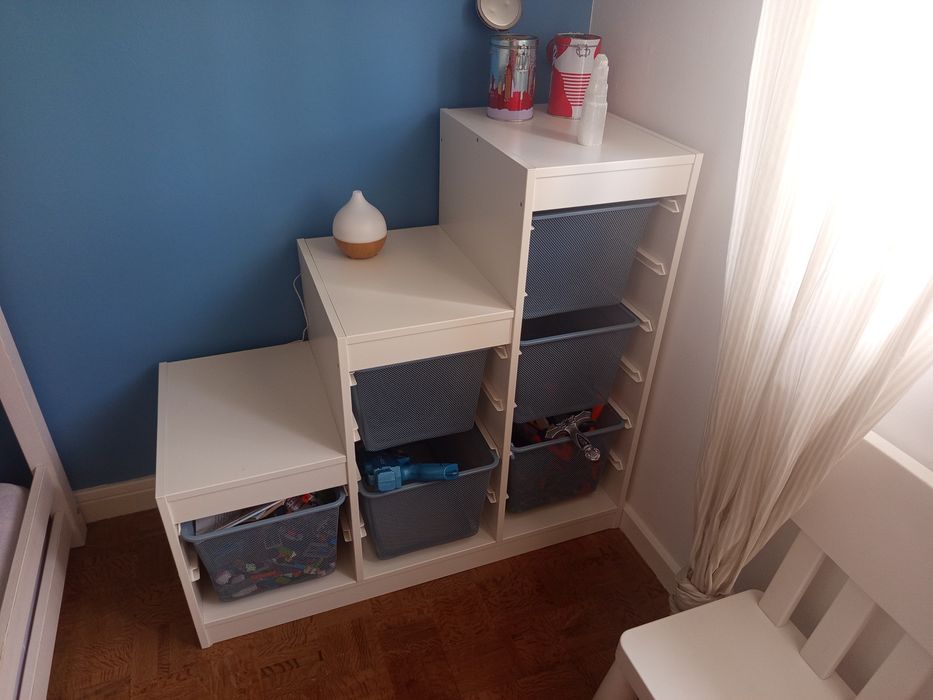 Móvel IKEA com cestos metálicos azuis TROFAST