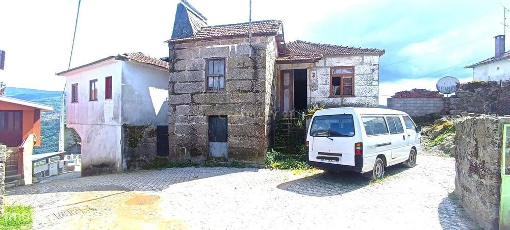 Belíssima moradia centenária de pedra com três quartos em Santa Marinh