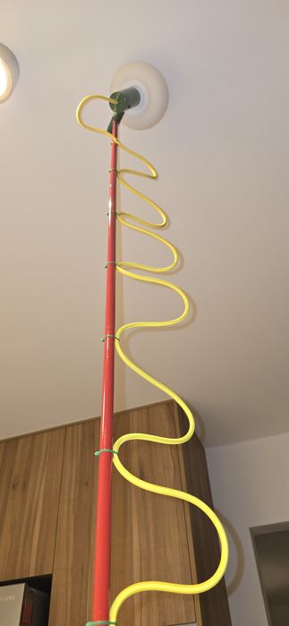 Candeeiro de pé com lâmpada