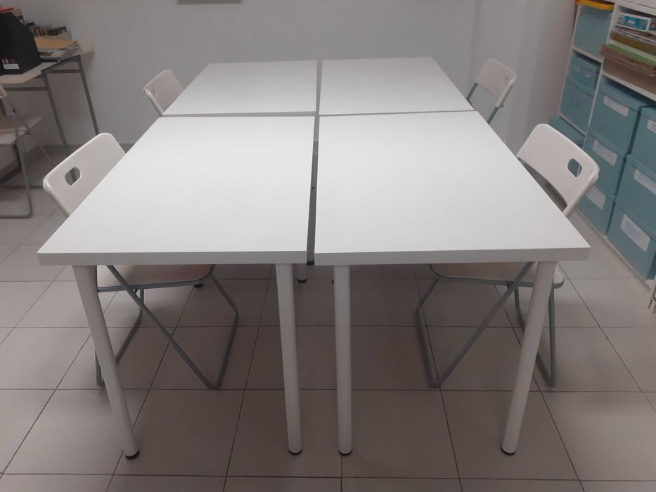 Mesas e cadeiras em metal e pvc