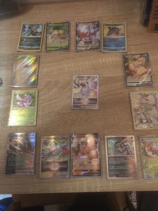 Cartas de Pokémon de várias coleções  muito raras e em muito bom estad