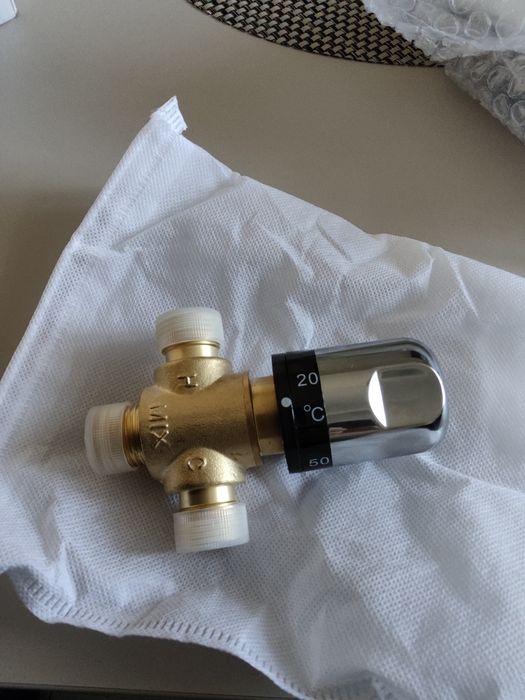 Mosiężny termostatyczny zawór mieszający.