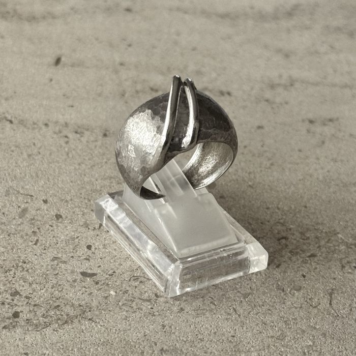 Anel de senhora em prata portuguesa com acabamento martelado 2cm