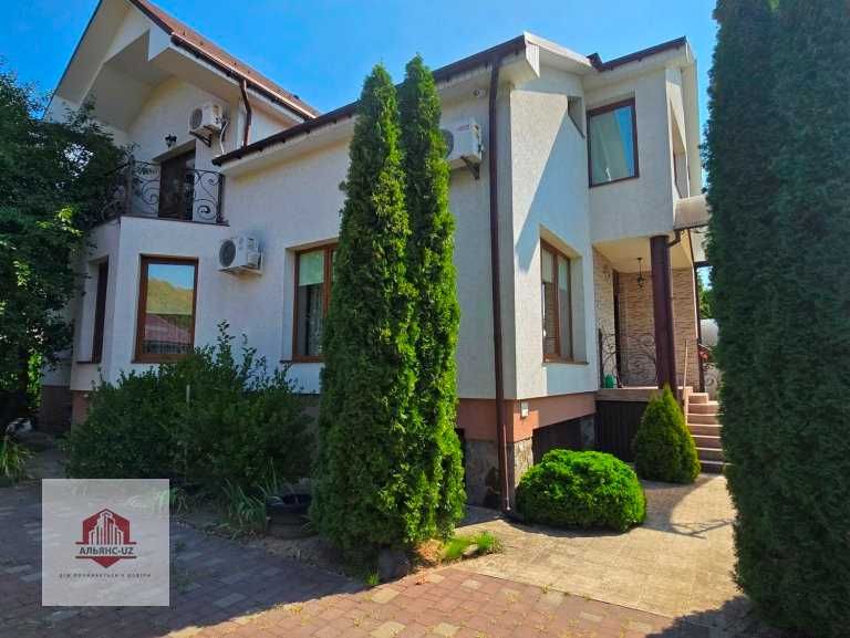 Будинок в с.Оноківці з басейном, гостьовим будинком