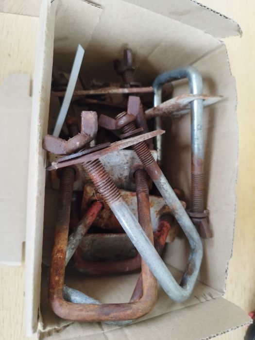 Bagażnik rowerowy dachowy Tuv na trzy rowery.