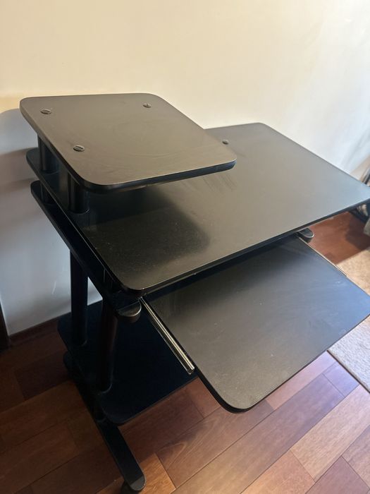 Biurko komputerowe/stolik pod komputer z pulkami -czarne ,funkcionalne