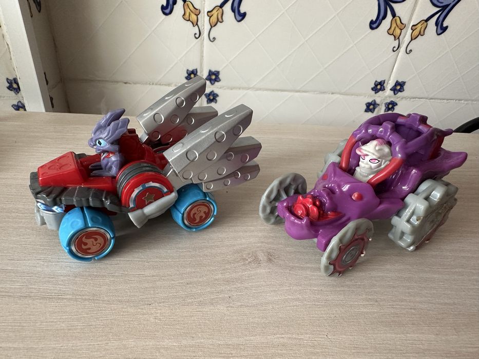 Happy meal Invizimals videojogos playstation lego carros robos