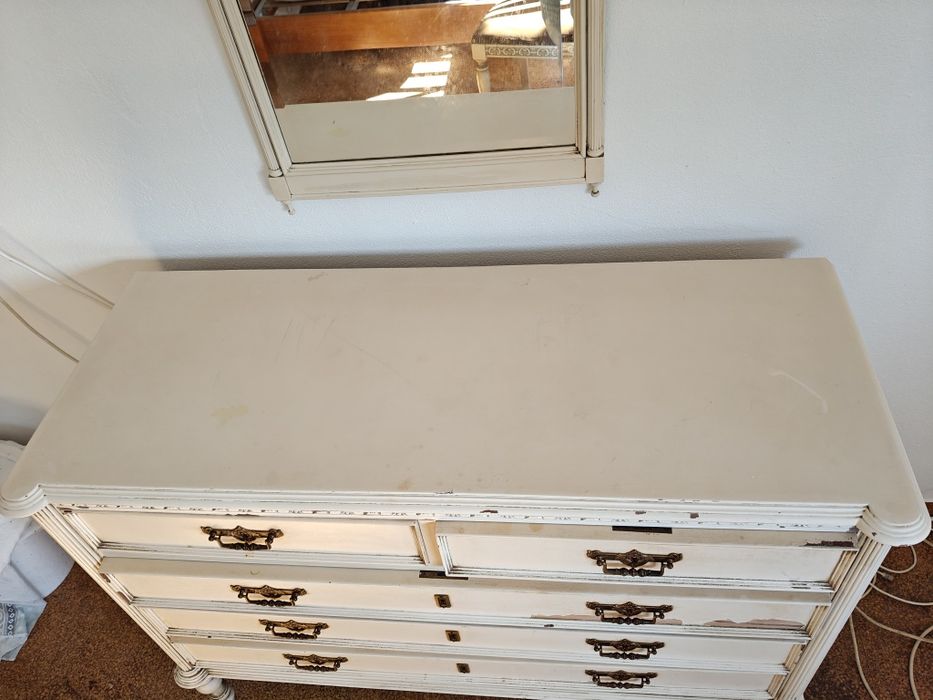 Cómoda, espelho e cadeira