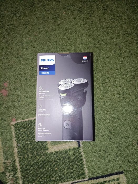 Нова електробритва Philips для чоловіків у заводській упаковці.