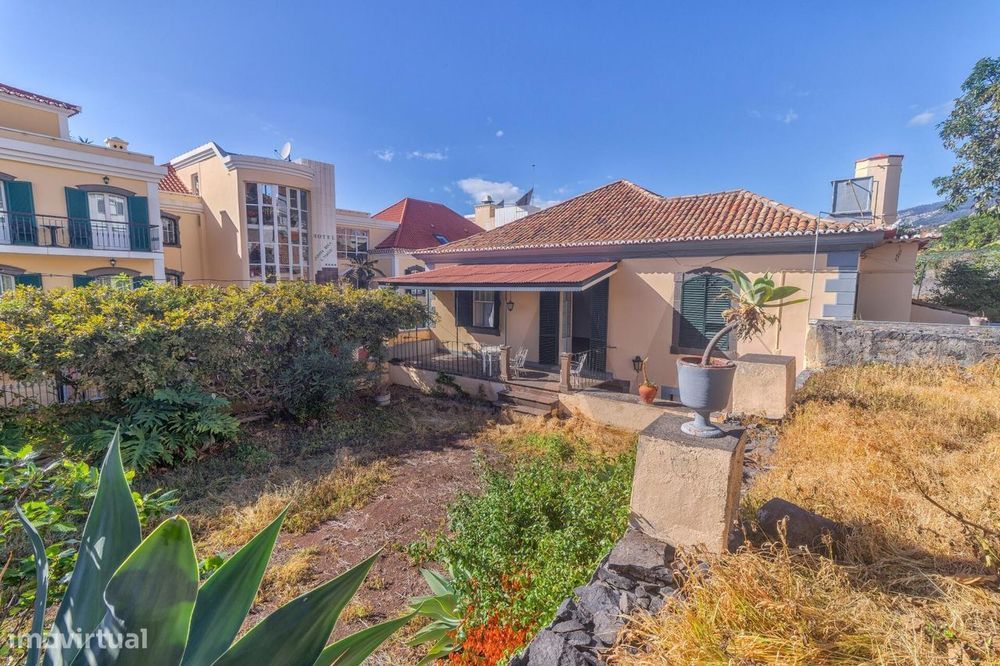 Raridade na Zona Velha do Funchal: Moradia Histórica com 950m2 de Terr