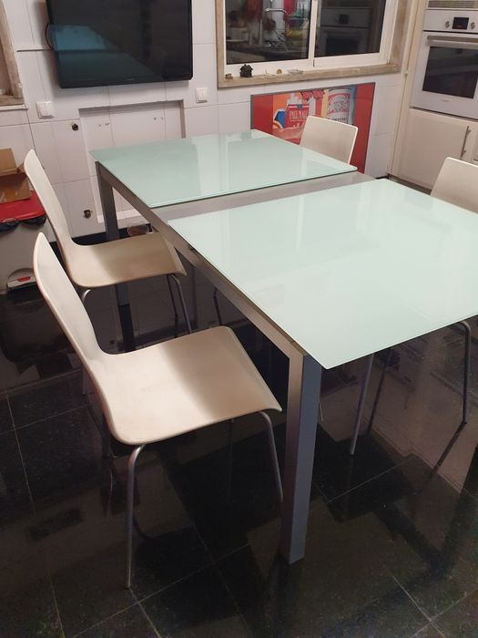 Mesa de ferro e vidro extensivel com 4 cadeiras