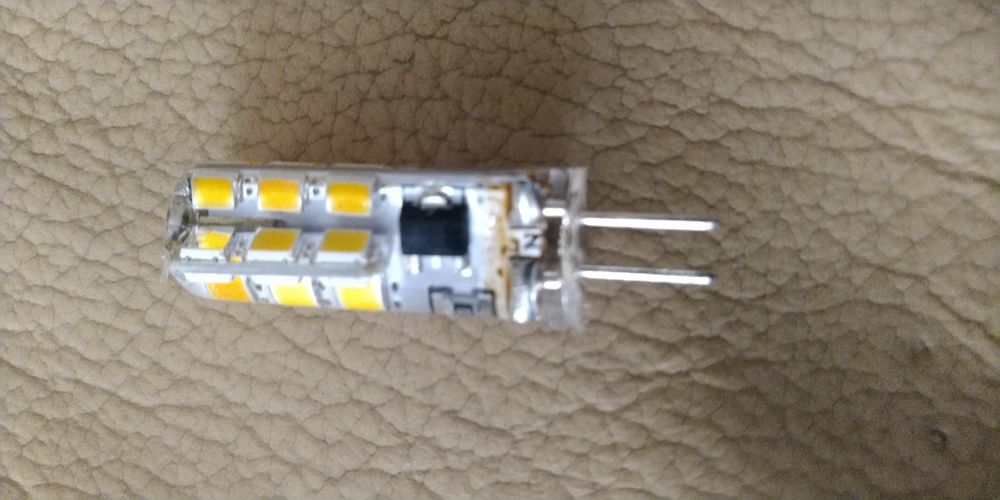 G4 lâmpadas led 220  3w ( corresponde entre 30 a 40w)
branco que