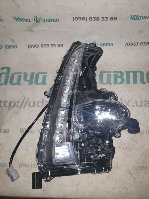 Поворотник правий лівий Toyota Prius Prime з ПТФ 8151047090 8152047090