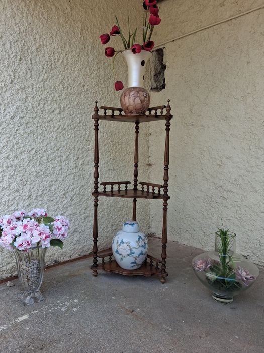 Conjunto de louças antigas, decorações e prateleira de canto