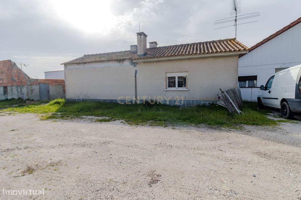 Moradia T1 para Restaurar | Lote de 931 m² – Monte Redondo e Carreira