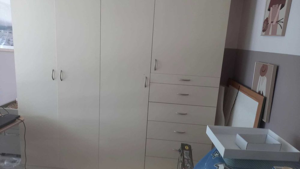 Armário alto portas e gavetas