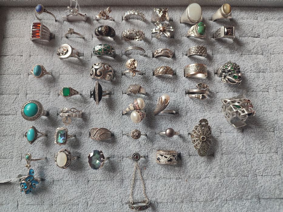 Срібні прикраси.