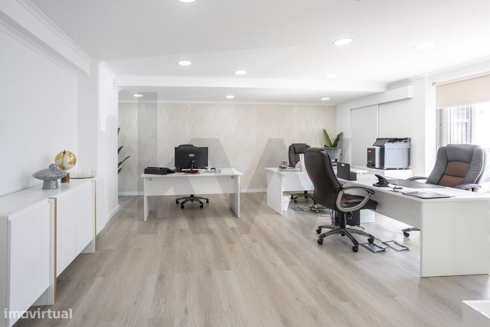 Espaço Comercial (Loja) no Centro de Corroios: Espaço Amplo, Remodelad