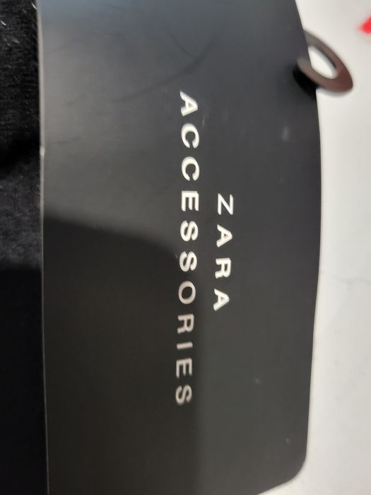 Czapka Zara ozdobiona złotymi ćwikami